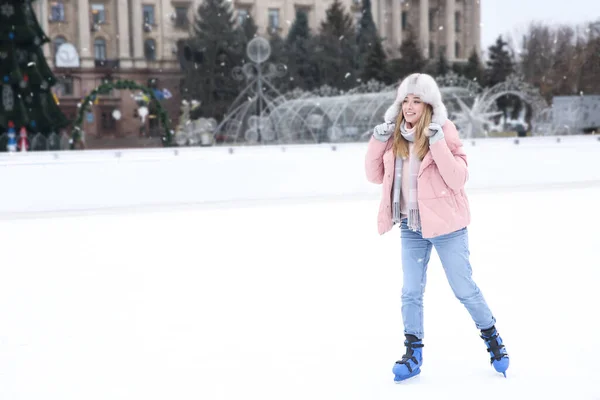 Mujer Feliz Patinando Largo Pista Hielo Aire Libre Espacio Para — Foto de Stock