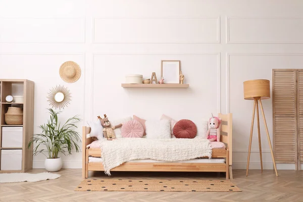 Rahat Yatak Oyuncaklarla Dolu Şirin Bir Çocuk Odası — Stok fotoğraf