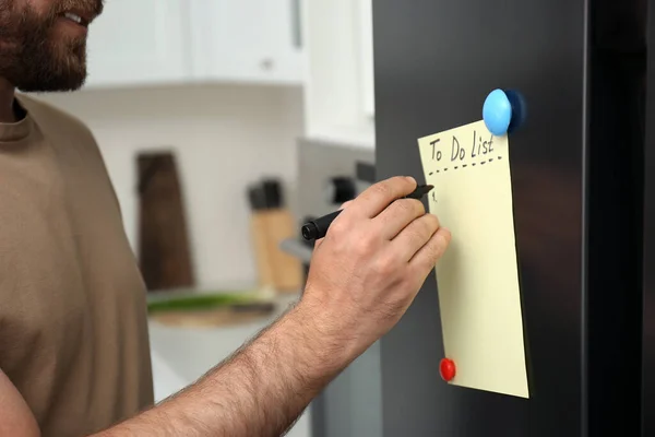 Hombre Escribiendo Para Hacer Lista Puerta Del Refrigerador Cocina Primer — Foto de Stock