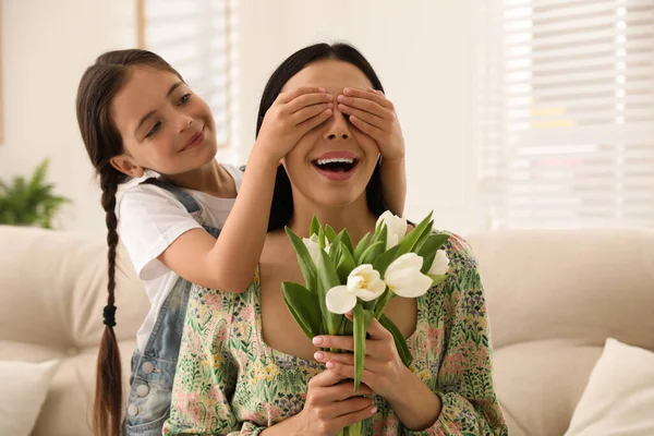 Hijita Felicitando Madre Casa Feliz Día Madre — Foto de Stock