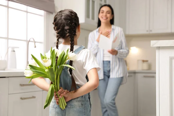 Egy Kislány Aki Tulipáncsokrot Rejteget Anyának Konyhában Boldog Anyák Napját — Stock Fotó