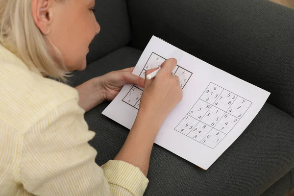 Femme Âge Moyen Résoudre Puzzle Sudoku Sur Canapé Maison Gros — Photo