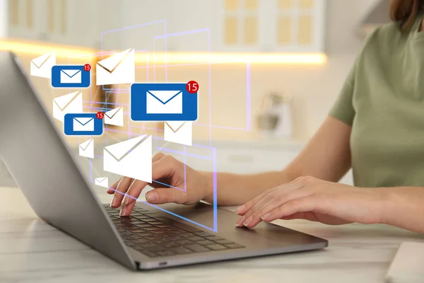 Vrouw Het Verzenden Van Mails Aan Tafel Keuken Closeup — Stockfoto