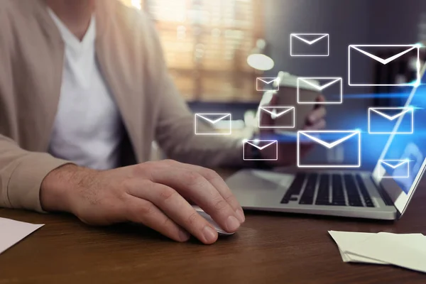 Zakenman Het Verzenden Van Mails Aan Tafel Binnen Closeup — Stockfoto