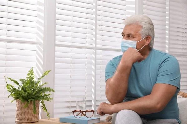 Hombre Mayor Con Máscara Protectora Sentado Cerca Ventana Hogar Ancianos — Foto de Stock