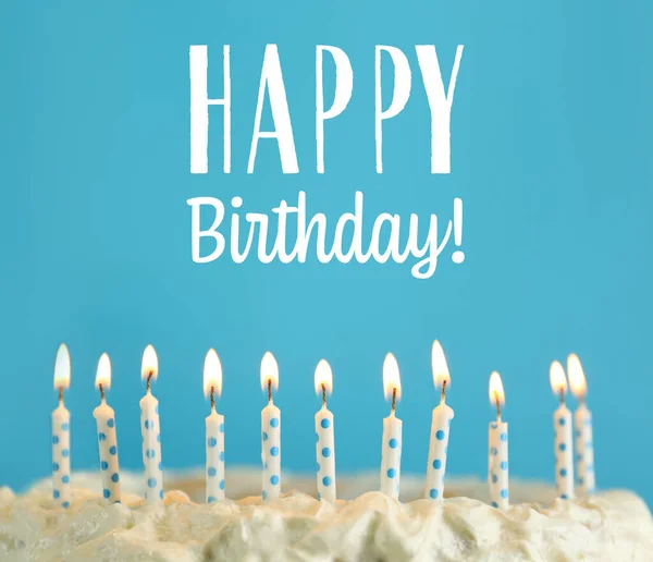 Gelukkige Verjaardag Heerlijke Taart Met Brandende Kaarsen Lichtblauwe Achtergrond — Stockfoto