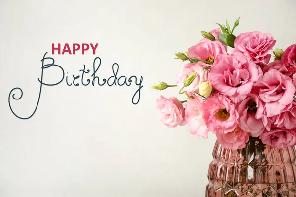Feliz Aniversário Lindas Flores Cor Rosa Vaso Fundo Claro — Fotografia de Stock