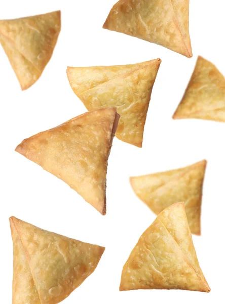 Crujientes Deliciosas Samosas Cayendo Sobre Fondo Blanco —  Fotos de Stock