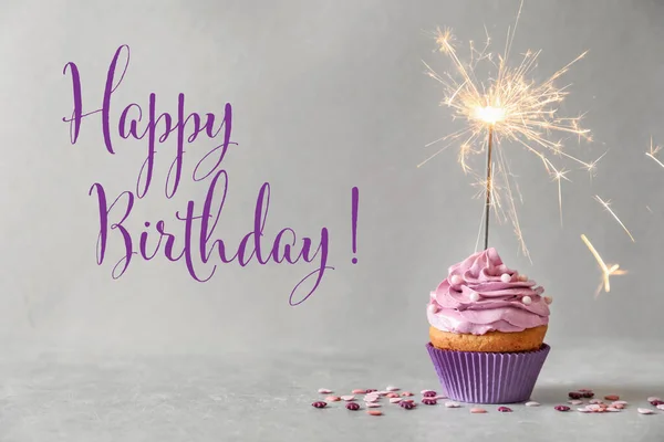 Feliz Cumpleaños Delicioso Cupcake Con Espumoso Sobre Fondo Gris —  Fotos de Stock