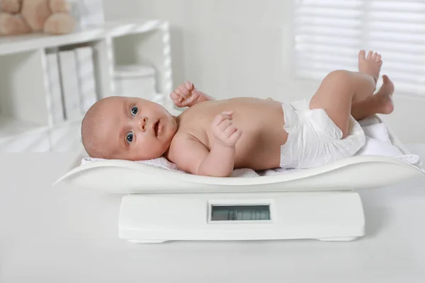 Niedliches Kleines Baby Liegt Auf Waage Klinik — Stockfoto