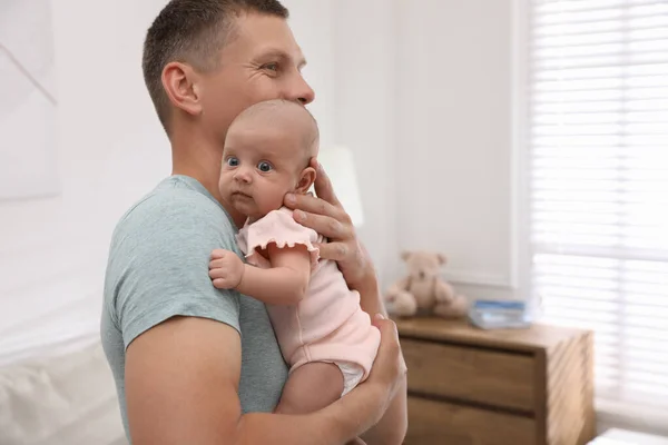 Lycklig Far Håller Sin Söta Lilla Bebis Hemma Utrymme För — Stockfoto