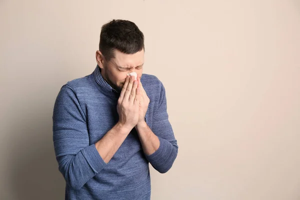 Hombre Con Tejido Que Sufre Secreción Nasal Sobre Fondo Beige —  Fotos de Stock