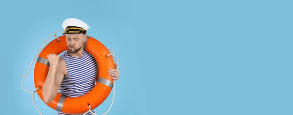 Matelot Avec Bouée Annulaire Orange Montrant Force Sur Fond Bleu — Photo