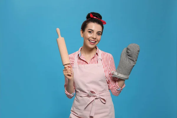 Young Housewife Oven Glove Holding Roller Pin Light Blue Background — Stock Photo, Image