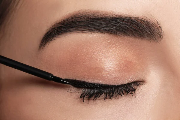 Όμορφη Γυναίκα Εφαρμογή Μαύρο Eyeliner Κοντινή Προβολή — Φωτογραφία Αρχείου