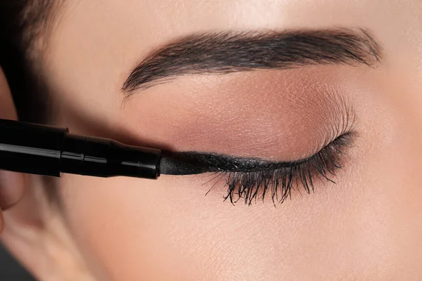 Mooie Vrouw Toepassen Zwart Eyeliner Closeup Uitzicht — Stockfoto