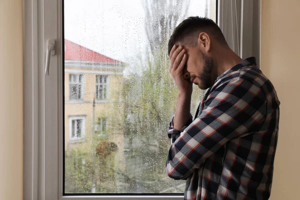 Depressieve Man Bij Het Raam Thuis Ruimte Voor Tekst — Stockfoto