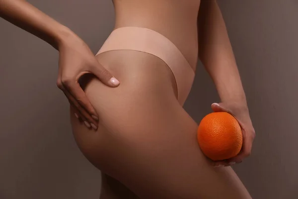 Nahaufnahme Einer Schlanken Frau Unterwäsche Mit Orange Auf Beigem Hintergrund — Stockfoto