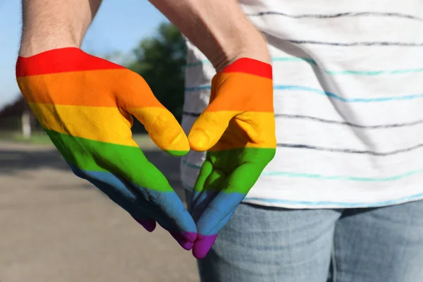 ゲイカップル形成心で手で公園 — ストック写真