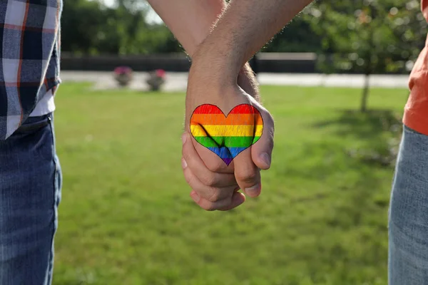 Pareja Gay Cogida Mano Parque Día Soleado Primer Plano —  Fotos de Stock