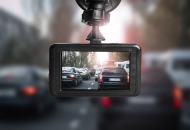 Modern gösterge paneli arabaya monte edilmiş, sürüş sırasında yol manzarası