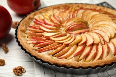 Beyaz ahşap masada nefis ev yapımı elmalı tart, yakın plan.