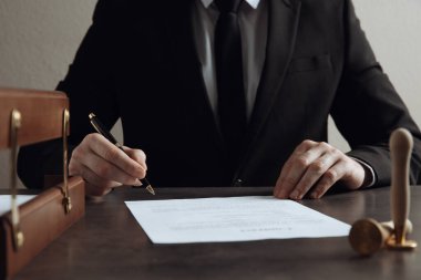 Masada erkek noter imzalama belgesi, yakın plan