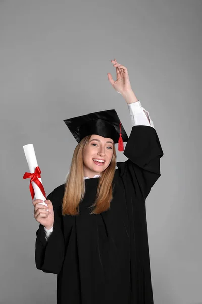 Étudiant Heureux Avec Diplôme Sur Fond Gris — Photo