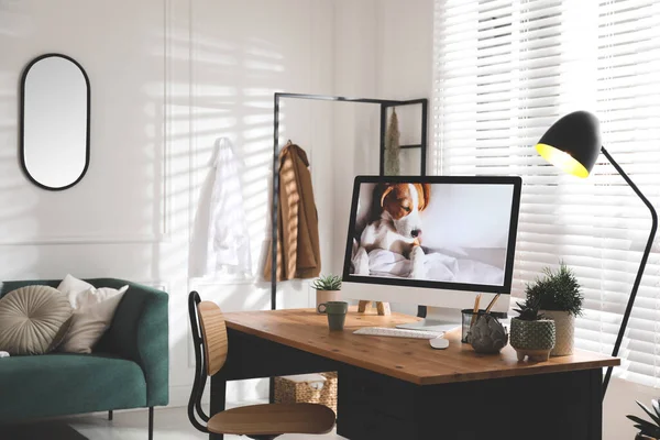 Intérieur Élégant Bureau Domicile Avec Canapé Lieu Travail Confortable — Photo