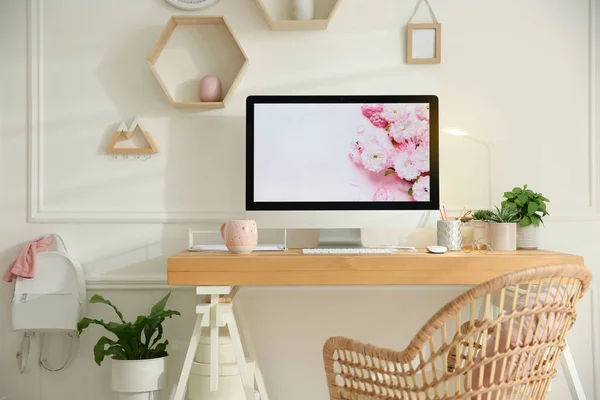 Intérieur Élégant Bureau Domicile Avec Lieu Travail Confortable — Photo