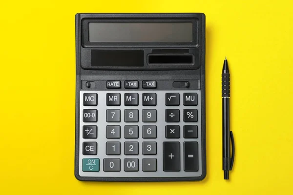 Calculatrice Stylo Sur Fond Jaune Pose Plate — Photo