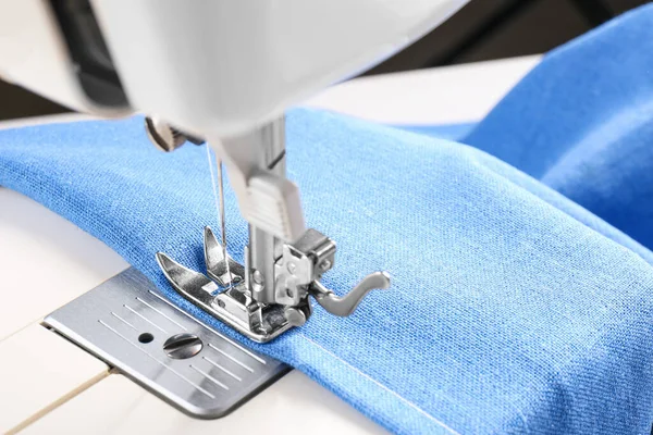Швейная Машина Голубой Тканью Крупным Планом — стоковое фото
