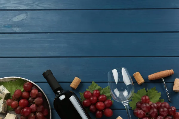 Вкусное Красное Вино Закуски Голубом Деревянном Столе Плоский Уголок Пространство — стоковое фото