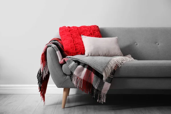 Sofa Mit Weichen Kissen Und Warmen Decken Der Nähe Von — Stockfoto
