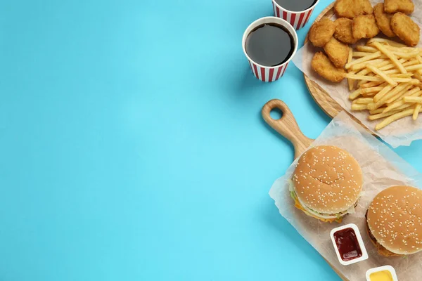 Diferentes Fast Food Fundo Turquesa Flat Lay Espaço Para Texto — Fotografia de Stock