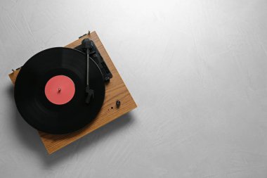 Açık arkaplanlı vinil plaklı bir turnuva, üst manzara. Metin için boşluk