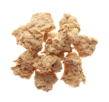 Beyaz arka planda kurutulmuş soya eti parçaları, üst görünüm