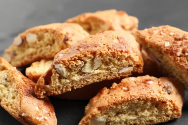 Geleneksel İtalyan badem bisküvileri (Cantucci) masada, yakın plan