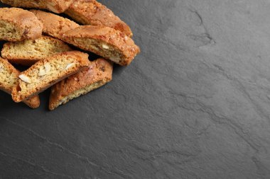 Geleneksel İtalyan bademli bisküvileri (Cantucci) gri masada, düz yatıyordu. Metin için boşluk