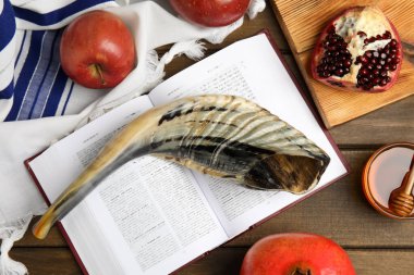 Tahta masanın üzerinde Rosh Hashanah 'ın tatil sembolleri olan düz kompozisyon.