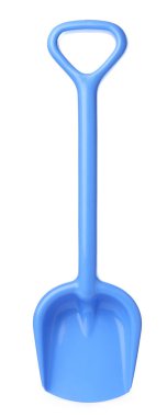 Açık mavi plastik oyuncak kürek beyaza izole edilmiş.