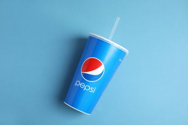 MYKOLAIV, UKRAINE - HAZİRAN 08, 2021: Açık mavi zemin üzerinde kağıt Pepsi bardağı, üst görünüm