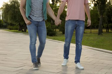 Güneşli bir günde dışarı çıkan eşcinsel çift, yakın çekim.