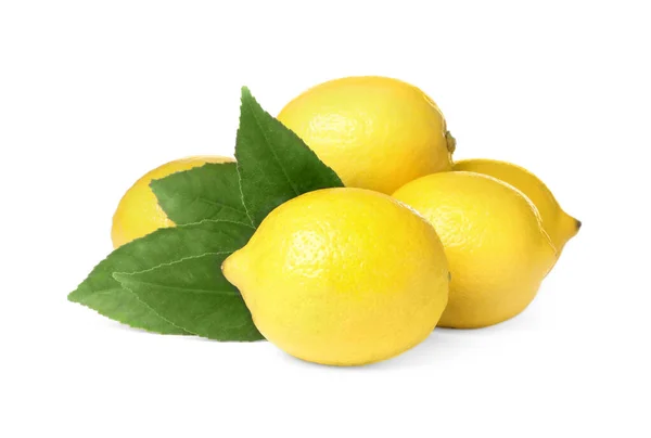 Beyaz Arka Planda Yaprakları Olan Taze Sulu Limonlar — Stok fotoğraf