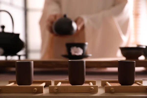 Master Conducting Traditional Tea Ceremony Table Indoors Focus Cups — Stock Photo, Image