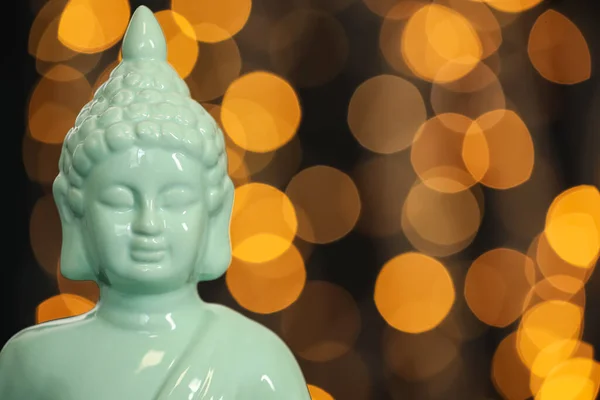 Socha Buddhy Proti Rozmazaným Světlům Detailní Záběr Mezera Pro Text — Stock fotografie