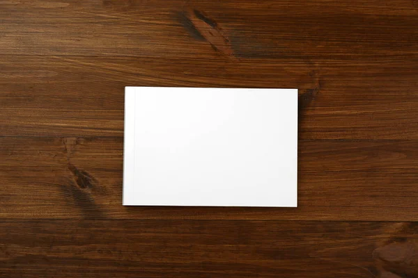 Üres Papír Brosúra Fából Készült Asztalon Felülnézetből Mockup Tervezéshez — Stock Fotó