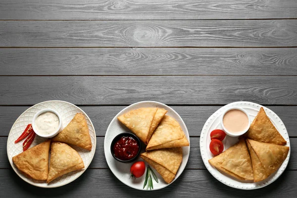 Frescas Deliciosas Samosas Crujientes Servidas Sobre Mesa Madera Gris Planas —  Fotos de Stock