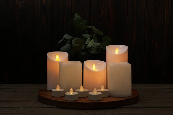 Schöne Dekorative Led Kerzen Auf Holztisch — Stockfoto