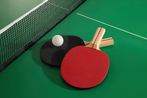 Racketar Och Boll Nära Nätet Pingisbordet — Stockfoto